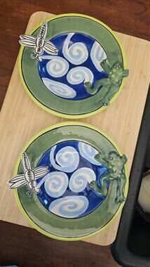 NICOLE ENGBLOM Whimsical CERAMIC FROG POND DRAGONFLY set of 2 8" plates